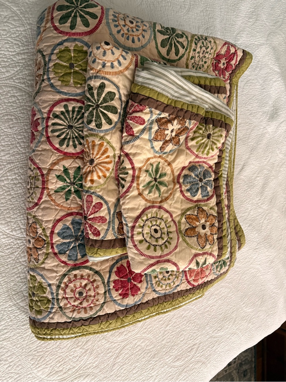 L.L. Bean Multicolor Floral Circle Quilt on Cream Ground